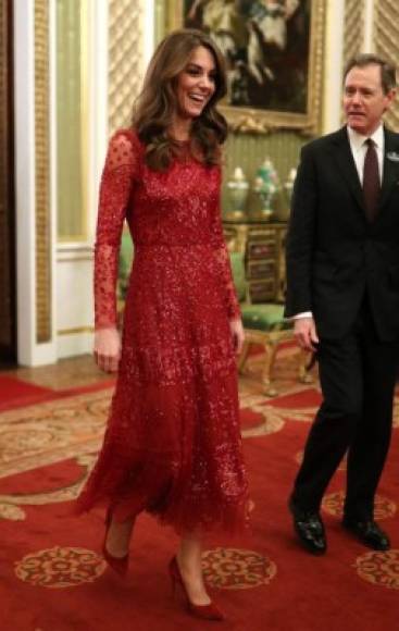 Para la noche Kate Middleton brilló en un vestido rojo de la marca Needle & Thread.<br/>