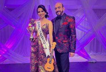 Miss Mundo Ocotepeque, María Teresa Villegas junto al organizador del certamen Eduardo Zablah al recibir el premio como señorita Talento.