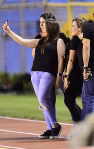 Estas hermosas chicas decidieron fotografiarse al medio tiempo del partido.