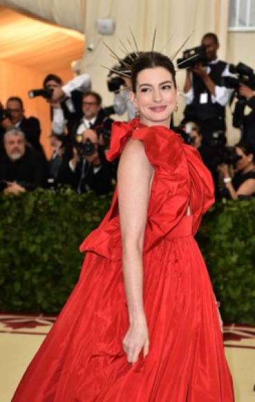 Anne Hathaway eligió un vestido rojo cardenal de Valentino con un tocado de espinas.