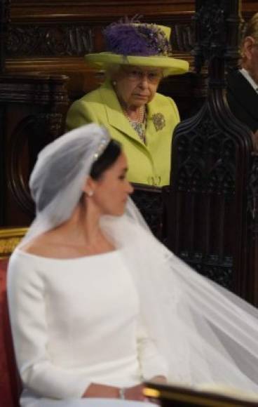 Las cámaras captaron a la reina Isabel II observando a la novia Meghan Markle.