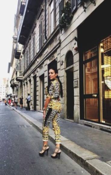 Ante los desplantes públicos de su suegra en Instagram, Georgina respondió publicando imágenes que la muestran muy contenta recorriendo la Via Montenapoleone de Milán.