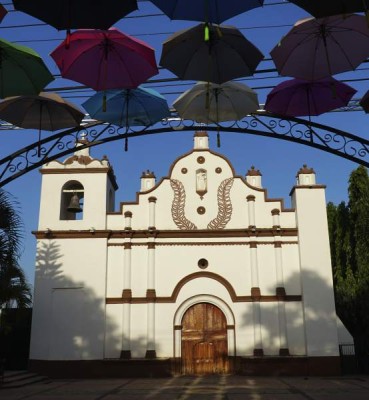 La iglesia católica Jesús de Nazareno fundada en 1862 y es de orden colonial.