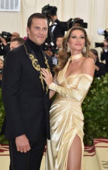 La supermodelo Gisele Bundchen, que desfiló junto a su esposo, el jugador de fútbol americano, Tom Brady, optó por un diseño ecológico de Versace en color dorado, que no estuvo a la altura de la experiencia religiosa.