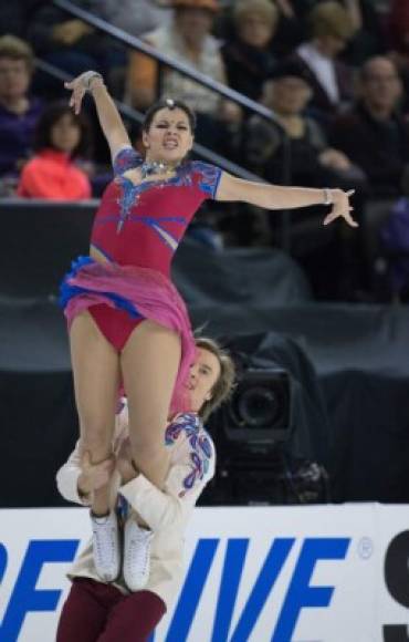 PATINAJE ARTÍSTICO. Coraje en hielo. Elena Ilinykh y Ruslan Zhiganshin, de Rusia, realizan la demostración en danza libre como parte del programa en el Skate America at Sears Centre Arena.