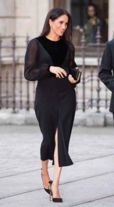 Apartando las críticas por sus pies, Meghan lució divina en un vestido negro de Givenchy.