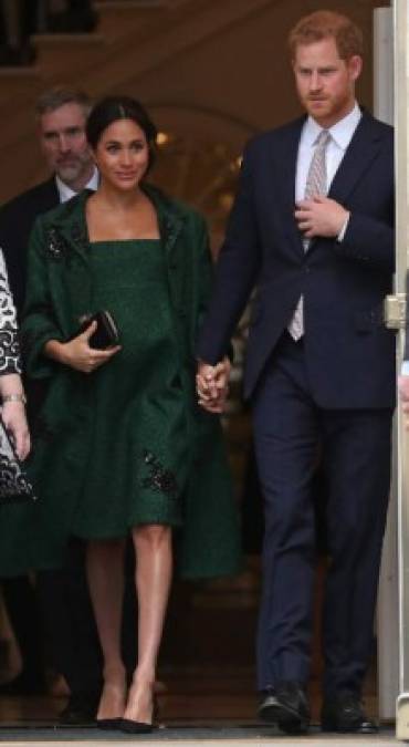 La futura mamá vistió toda de verde en una abrigo de Erdem, que combinó con un un vestido verde a juego y unos tacones negros Aquazzura.