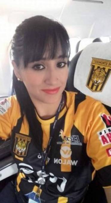 Ximena posando con la camiseta del equipo de fútbol The Strongest de Bolivia.