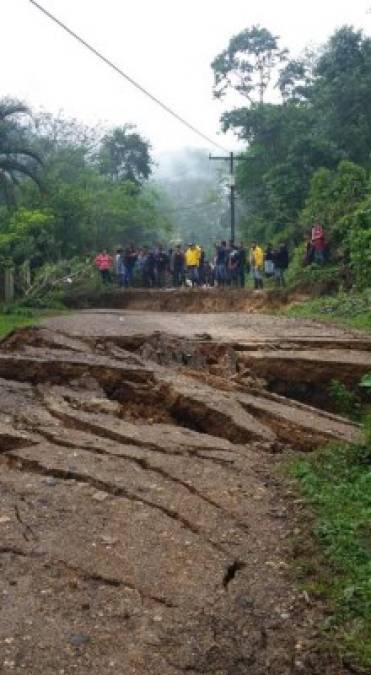 La aldea también quedó incomunicada tras partirse la calle a causa de la falla geológica que también provocó derrumbes en la zona.