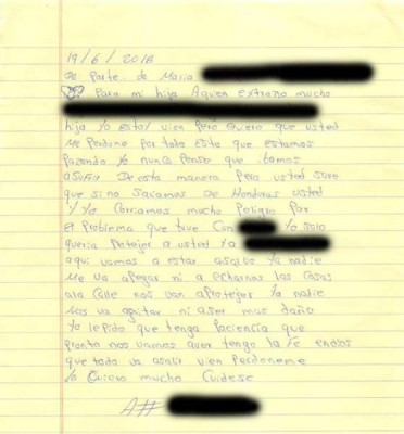 Carta manuscrita de una inmigrante para su hijo 6 años después de ser detenidos y separados en la frontera. El niño permanece retenido lejos de su madre. Foto tomada de bbc.com.