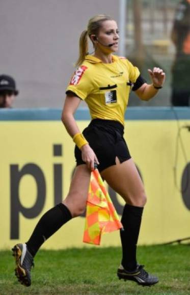 Fernanda Colombo, modelo brasileña y árbitro auxiliar de 25 años de edad, está cerca de conseguir su gafete FIFA, por lo que su presencia para la Copa del Mundo estaría asegurada.