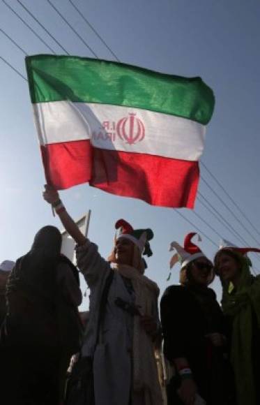 Desde muy temprano las mujeres hicieron largas filas para poder ingresar al estadio y disfrutar de la selección de Irán.