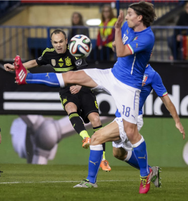 España superó a Italia en un flojo debut de Diego Costa