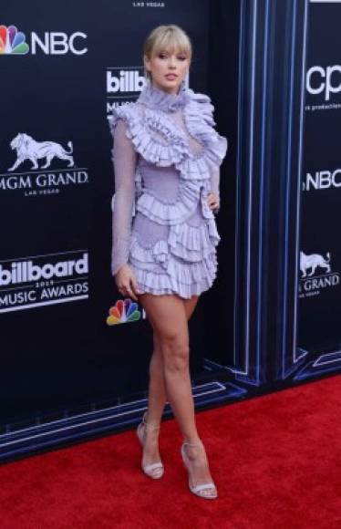 Taylor Swift llegó en un hermoso vestido corto color lila.