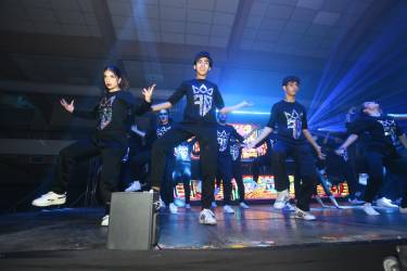 Una tarde noche inigualable han vivido seniors de diferentes centros educativos bilingües del país, quienes se dieron cita en Expocentro para bailar y cantar con la animación de diferentes personalidades de la región norte de Honduras.