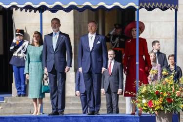 Los reyes de España, Felipe VI y Letizia, junto al rey Guillermo Alejandro y a la reina Máxima, durante la ceremonia de bienvenida de los reyes de Países Bajos a la pareja real española con motivo de su visita de Estado al país, este miércoles, Plaza Dam de Ámsterdam, Países Bajos.