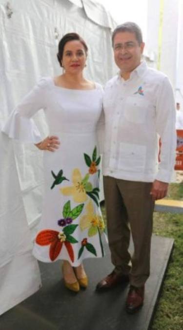 En el 2018 resaltó en su atuendo de bordados de mujeres de Peña Blanca la Flor Nacional de Honduras y el Colibrí Esmeralda. Fue diseñado por Roberto Ramírez.