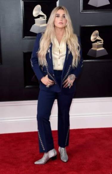 La cantante Kesha optó por un traje vaquero con botas brillantes, si no fuera tan conocida hubieran pasado como intérprete de música country.