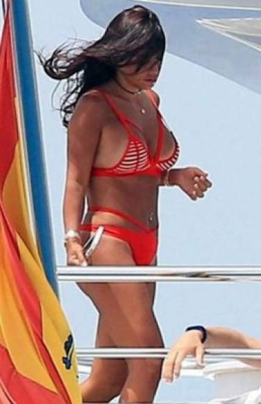 En las últimas vacaciones en Ibiza, Daniella apareció espectacular, luciendo un bikini naranja y blanco con distintas aperturas.