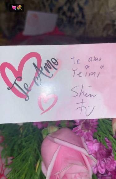 ”Te amo Yeimi”, se lee en la tarjeta de presentación dentro del obsequio de ramo de rosas.