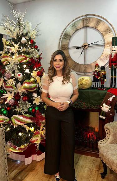 ¡Guapa! María Antonieta Mejía, congresista del Partido Nacional, publicó fotografías en redes sociales junto al árbol de Navidad que decoró en su casa. 