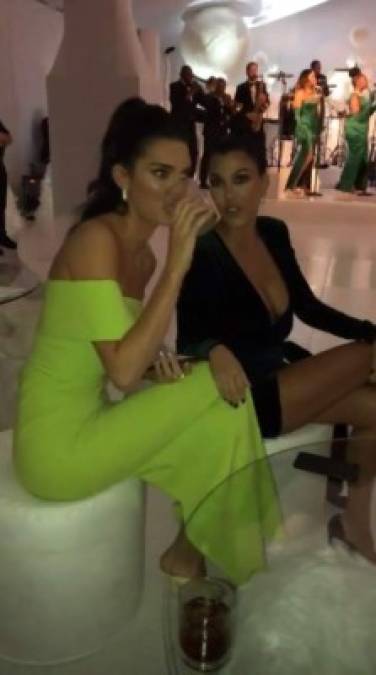 En la fiesta de Kim no pudieron faltar sus hermanas, en foto Kendall Jenner y Kourtney Kardashian disfrutando de unos tragos mientras escuchan a John Legend.