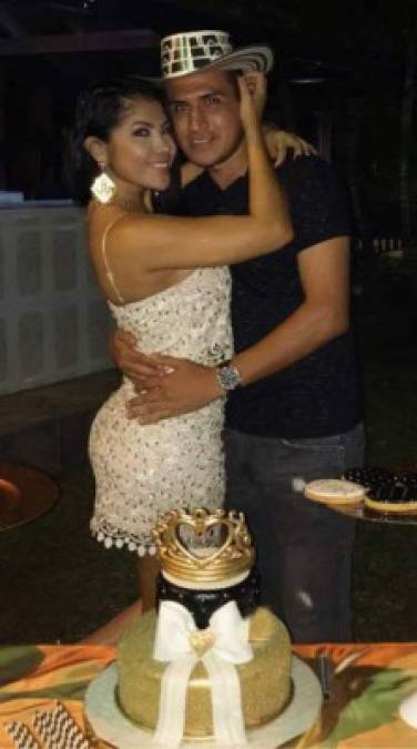 Johana celebrando uno de los cumpleaños de Jaime Córdoba, nuevo jugador del Olimpia.