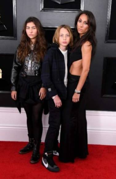 La esposa del cantante Chris Cornell, Vicky Cornell, llegó junto a los retoños que tuvo con el malogrado artista, Toni y Christopher Cornell.