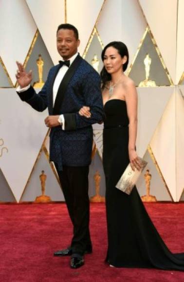 El actor Terrence Howard acompañado de su esposa.