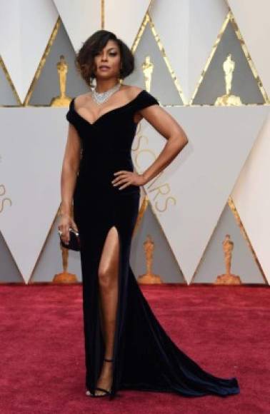 Con un sexi vestido llegó la reconocida actriz Taraji P. Henson.