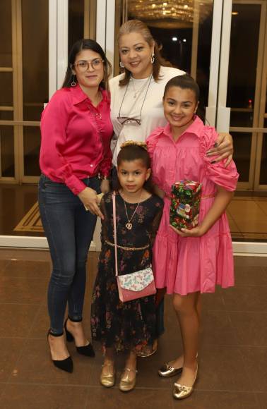 Cinthia Lagos, Gabriela Solórzano, Yahelyn Noriega y Mya Noriega
