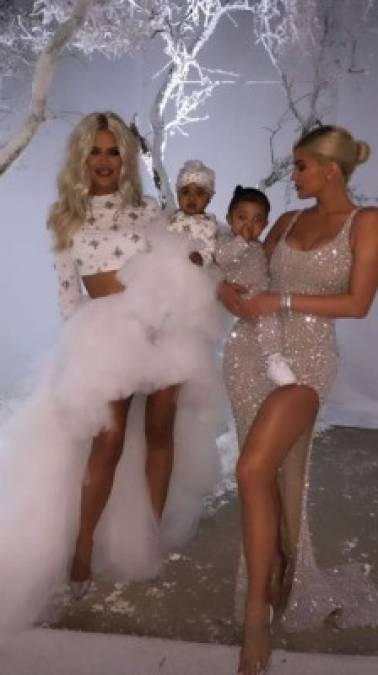 Muy ataviadas también llegaron las pequeñas del clan junto a sus famosas madres, True Thompson con su mami, Khloé Kardashian, y Stormi con su madre, Kylie Jenner.