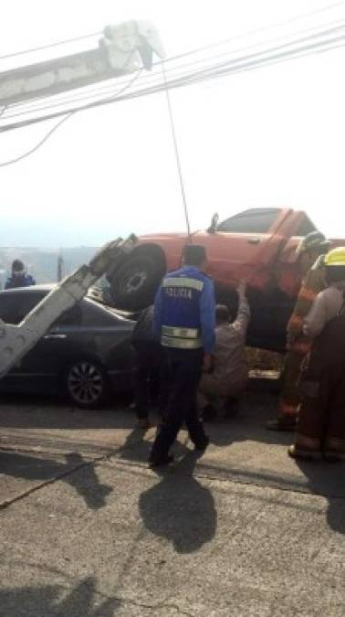 Una grúa de la Policía Nacional movió los carros dañados.