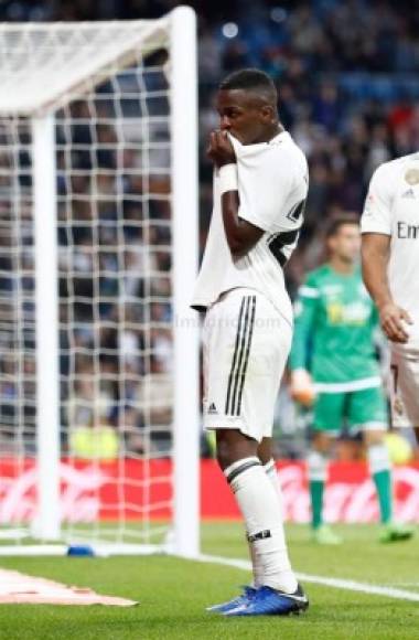 Vinicius se volvió a besar el escudo del Real Madrid.