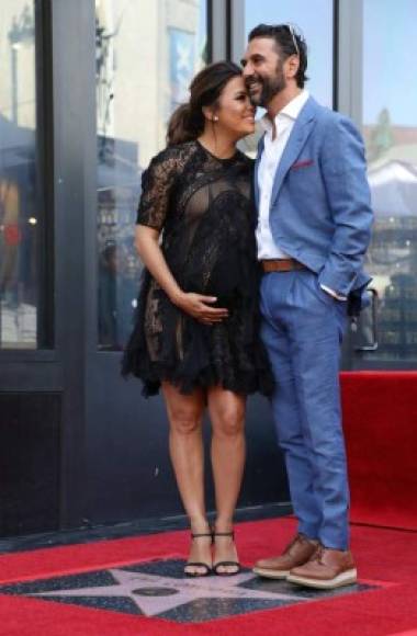 Longoria espera a su primer hijo, con el mexicano 'Pepe' Bastón, con quien se casó en mayo de 2016, tras unos dos años de relación y seis meses de compromiso.