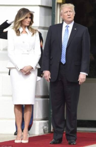 En su primera presentación oficial en la Casa Blanca, Melania recibió a la primera dama israelí, Sara Netanyahu. La exmodelo lució deslumbrante con un traje blanco de cashmere de Karl Lagerfeld.