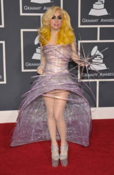 Así de Galáctica asistió Gaga a unas premiaciones del Grammy.