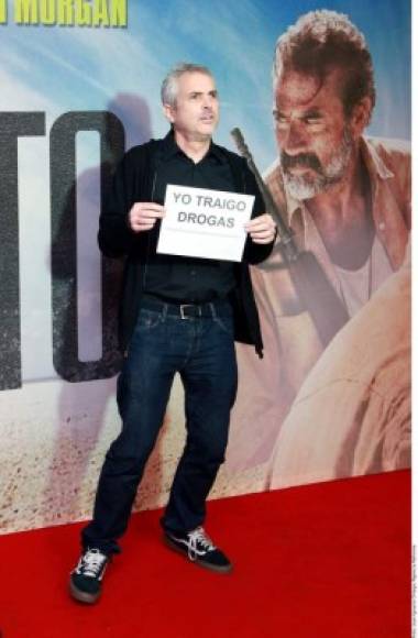 Alfonso Cuarón, sorprendió a varios cuando desfiló por la alfombra roja con un pequeño cartel que decía: 'Yo traigo drogas'.