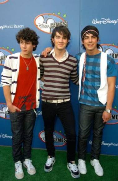 Los Jonas Brothers, que sacaron su primer álbum en 2006, alcanzaron una fama internacional y un gran éxito de ventas debido en gran parte a sus apariciones en el canal Disney Channel. <br/><br/>Siendo de una familia cristiana muy devota, promovieron una imagen de chicos íntegros y piadosos, en las primeras etapas de su carrera; durante estos años llevaban anillos de castidad, con los que se comprometían a no tener sexo hasta el matrimonio.