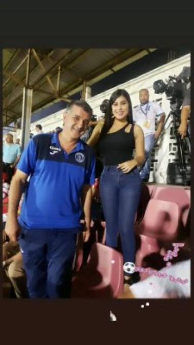 La bella joven aprovechó en una ocasión a fotografiarse con Diego Vázquez, entrenador del Motagua.