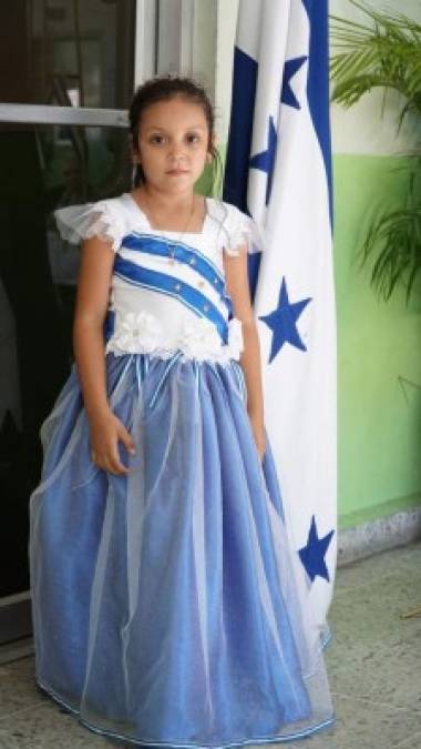 Allison Interiano, de la escuela Escuela María Mazzarello, llegó con un bonito vestido azul y blanco.