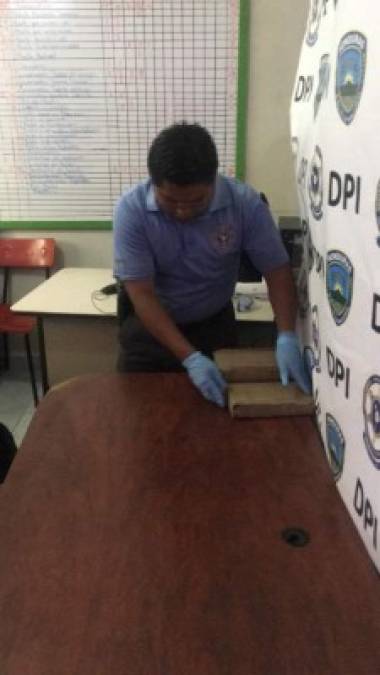 Los agentes realizaron el trabajo de inspección y conteo de la droga desde tempranas horas en las instalaciones de la portuaria.