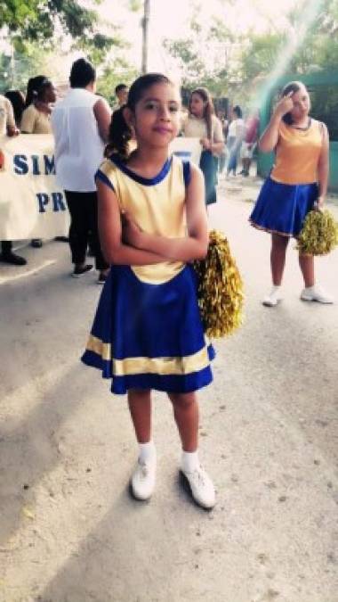 Andrea Odalis Pinto salió de pomponera con el Centro Educativo Padre Antonio Quetglas.