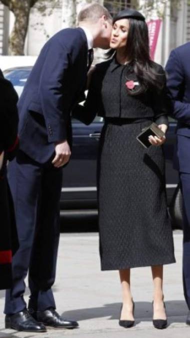 La futuro miembro de la realeza también se llevó halagos al lucir un impecable traje de chaqueta negro para asistir a un servicio religioso en la abadía de Westminster, en honor de los soldados australianos y neozelandeses que han muerto en el campo de batalla.