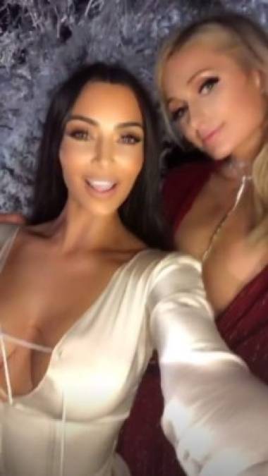 Kim tuvo a grandes estrellas en su fiesta, entre ellas su amiga de antaño Paris Hilton, que celebró más que nunca ahora que recuperó su soltería.