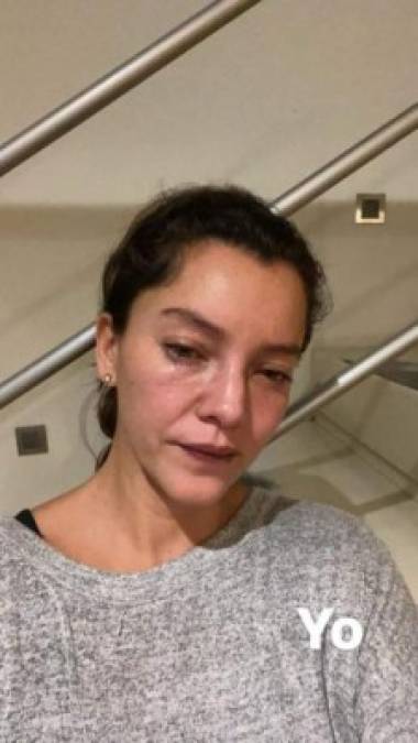 La actriz compartió una fotografía en la que se le aprecia con los ojos hinchados y muy triste, pero minutos más tarde fue borrada de redes sociales.