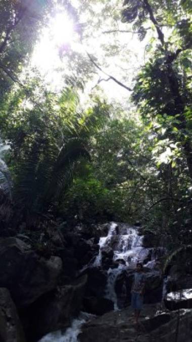 Una cascada arriba de su aldea es otro de los atractivos que ofrece esta etnia