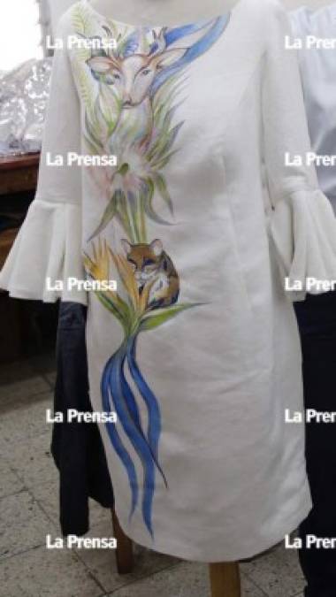 La temática del vestuario de la esposa del presidente Hernandez para los desfiles patrios del 15 de Septiembre en el Estadio Nacional siempre se ha enfocado en destacar las bellezas naturales de Honduras.<br/><br/>Cabe mencionar que, entre 2015 y 2018, el diseñador Roberto Ramírez ha confeccionado el vestido de la primera dama hondureña; en el 2016 lo hizo con el apoyo de la talentosa diseñadora Luz Medina. La tela siempre ha sido elaborada por los artesanos lencas de la comunidad de Los Encinos en Intibucá.<br/>