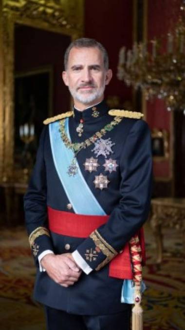 Casa Real también ha compartido varios retratos oficiales del rey Felipe VI luciendo el uniforme de gran etiqueta del Ejército de Tierra, que suele escoger para grandes eventos. Se trata de un traje de dos piezas con una guerrera en color azul marino con tirilla y puños blancos y un pantalón de la misma tonalidad que conjunta con zapatos y calcetines negros.