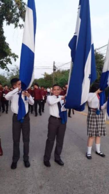 Enok Aguilera portando la bandera de Honduras.